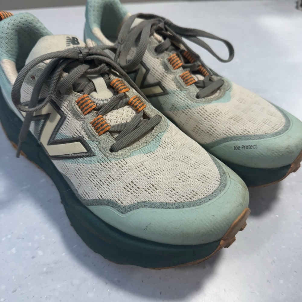 New Balance Women’s Hierro Trail Running 8.5 Shoes - Cream and Teal